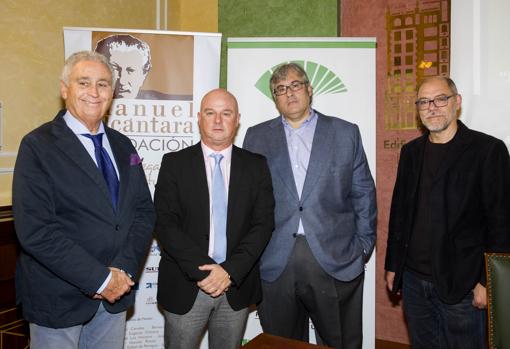 Antonio Pedraza, presidente de la Fundación Manuel Alcántara, Francisco Cañadas, responsable de Publicaciones y Premios de la Fundación Unicaja, Juan Manuel de Prada y Pablo Aranda, director de actividades de la Fundación Manuel Alcántara