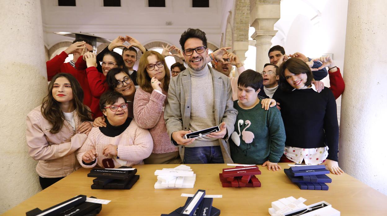 David de María, con jóvenes de la Fundación Prode, en la presentación de la colección