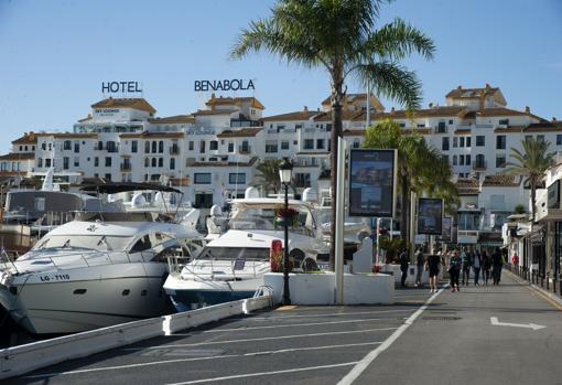 El hotel Benabola de Rifaat Al-Assad es el único hotel con vista a los muelles