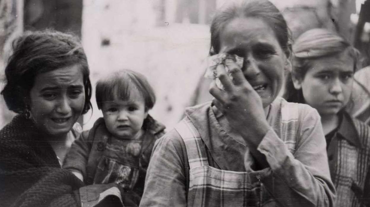 Familias tras el bombardeo de Cabra