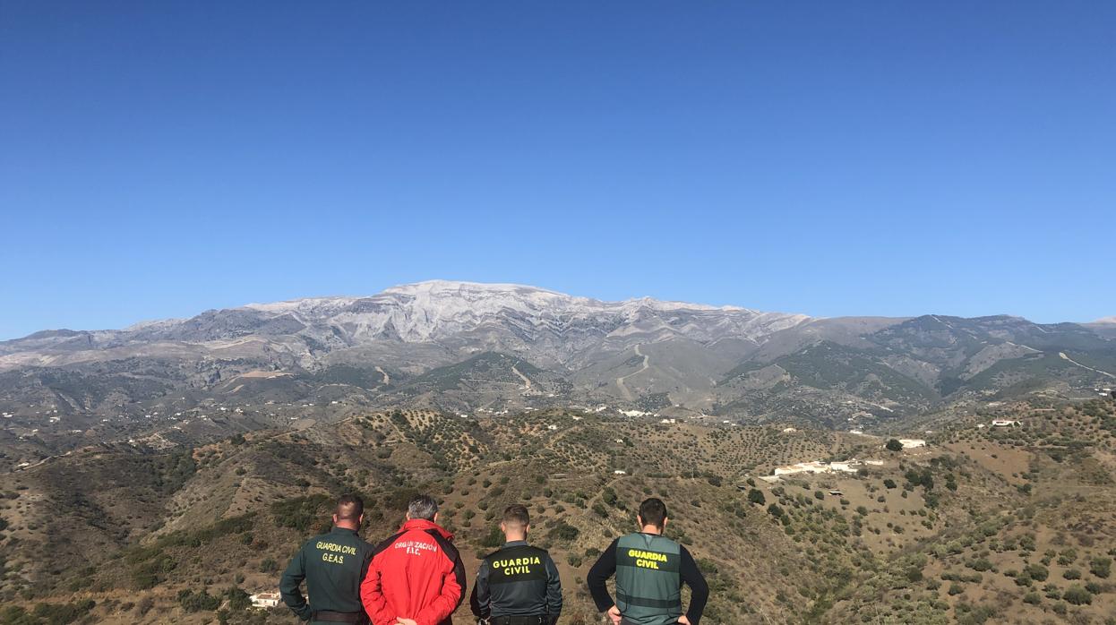 Agentes vigilan desde arriba el trasncurso de la batida