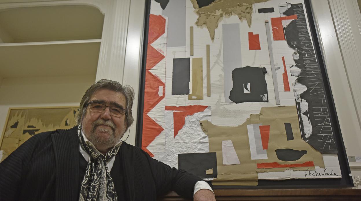 Federico Echevarría junto a la obra principal de la exposición