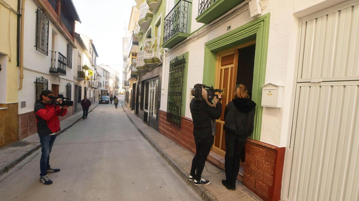 Medios de comunicación en la calle de Iznájar donde sucedieron los hechos