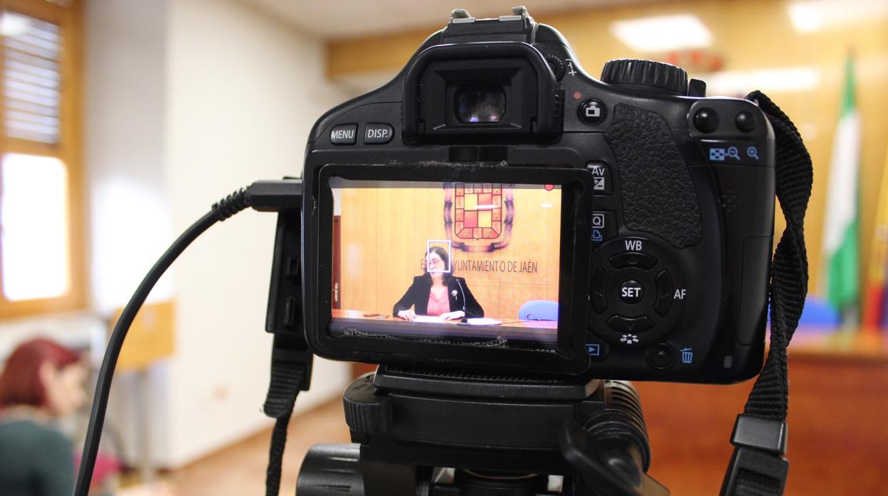 La concejal de Hacienda, María Orozco, durante la rueda de prensa