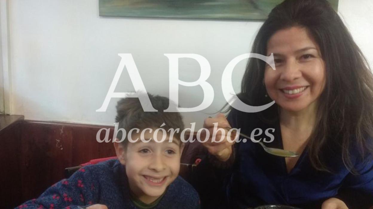 Angelo junto a su madre, Karon Marmolejo