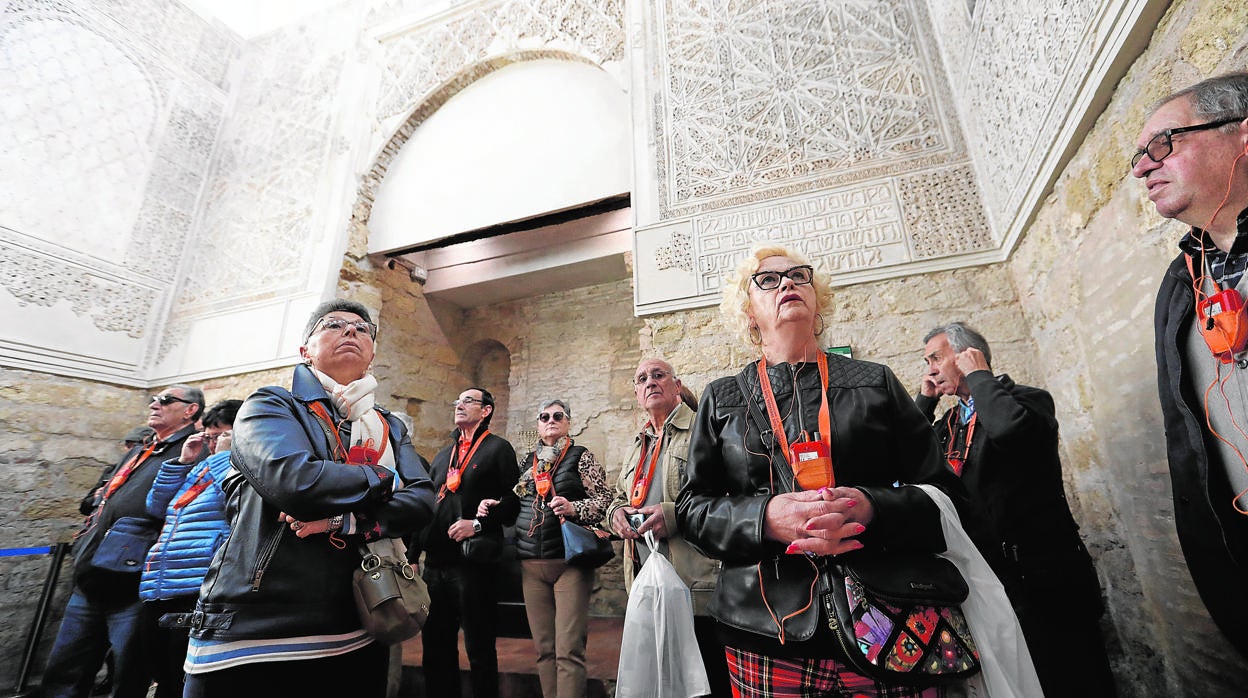 Turistas en la Sinagoga, que ampliará su protección