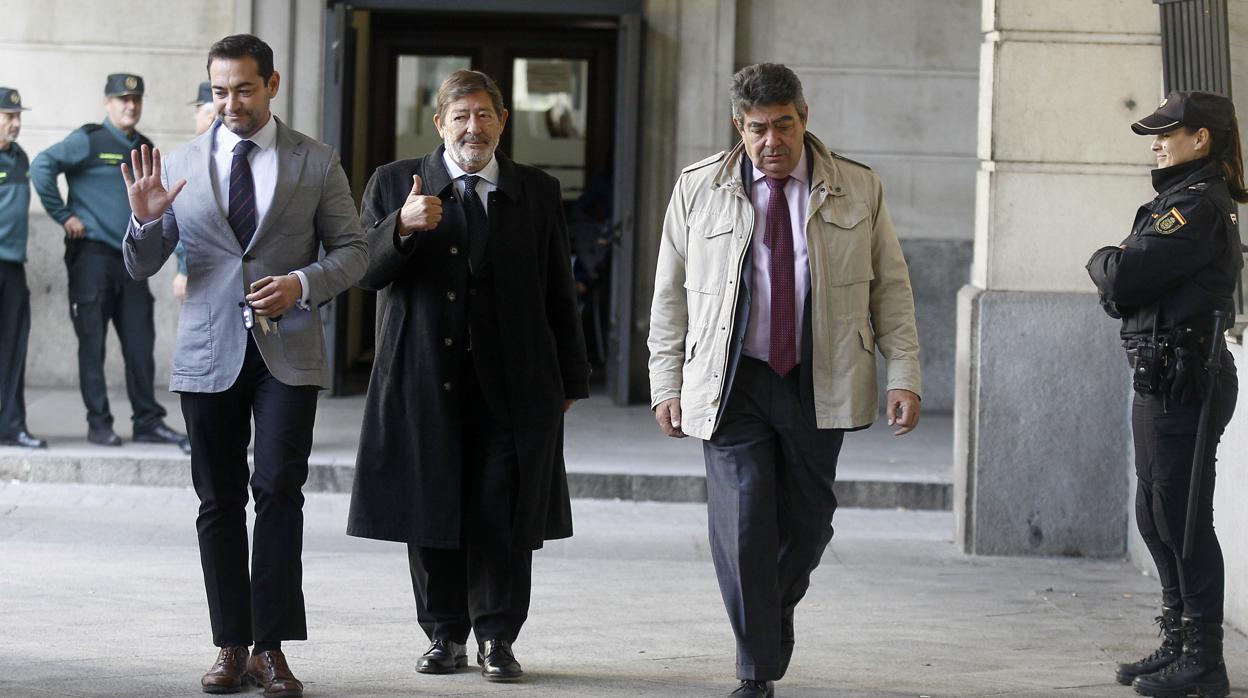 Javier Guerrero (en el centro) a su llegada a la Audiencia de Sevilla el pasado viernes