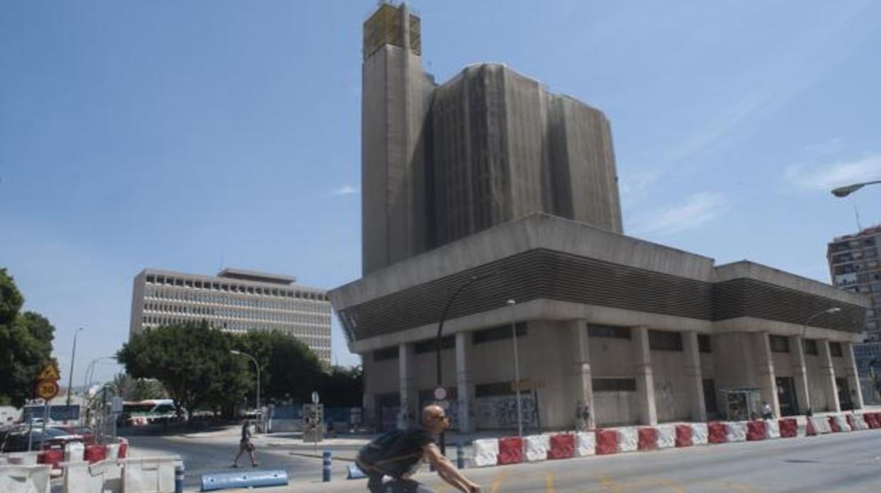 El edificio de Correos en Málaga ha sido comprado este lunes