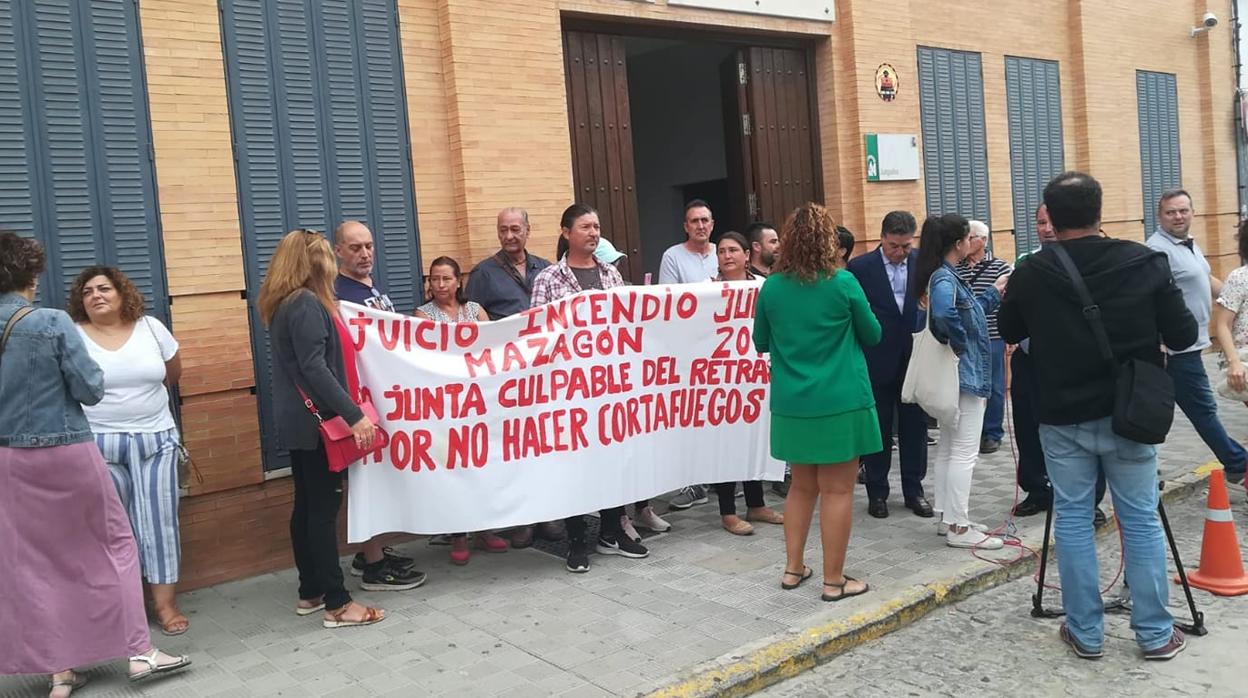 Afectados en una concentración en los juzgados de Moguer, el pasado septiembre