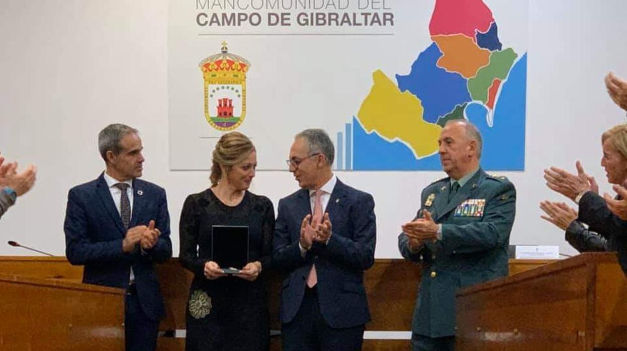 La viuda de Fermín Cabezas, junto a Pacheco, Lozano y el coronel Núñez, en el acto de entrega de la medalla