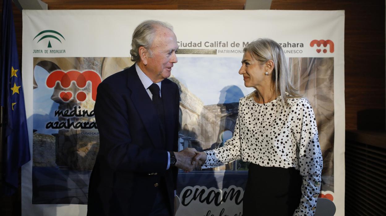 Juan Carlos Fierro (WMF) saluda a la consejera de Cultura, Patricia del Pozo, en Medina Azahara