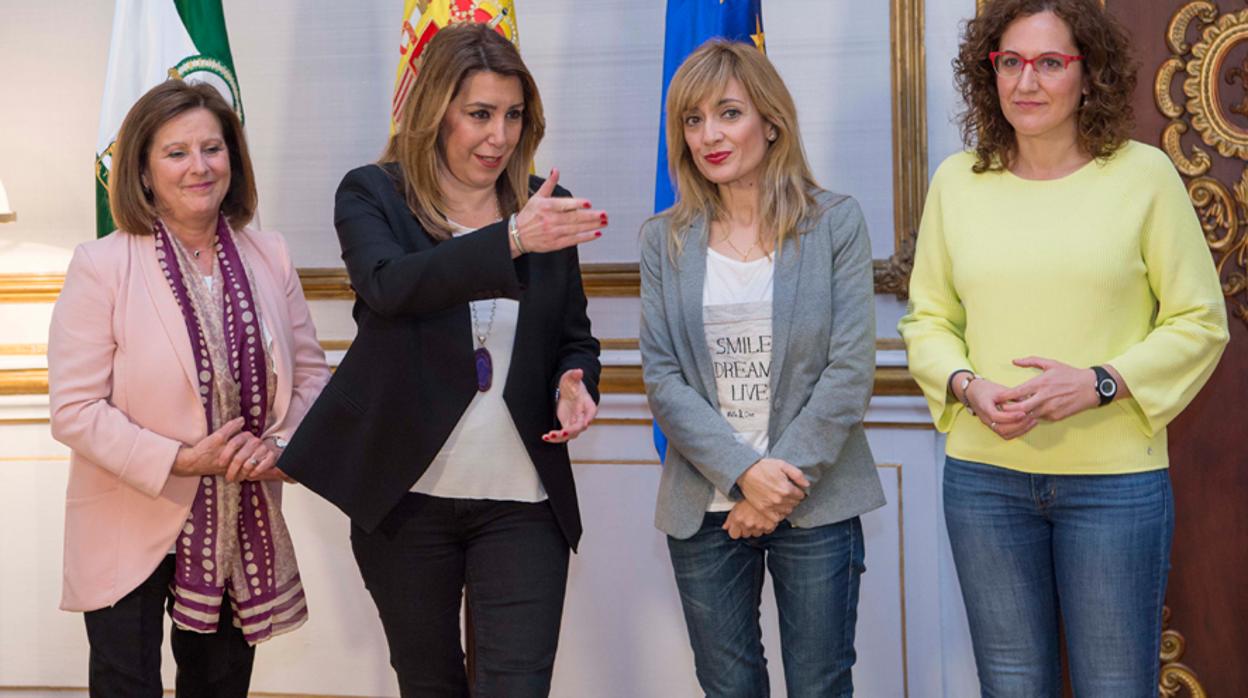 María José Sánchez Rubio, Susana Díaz, Carmen Castilla (UGT-A) y Nuria López (CC.OO.-A) en San Telmo