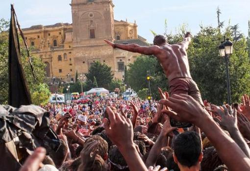 Los asistentes se pintan con aceite vegetal durante la fiesta