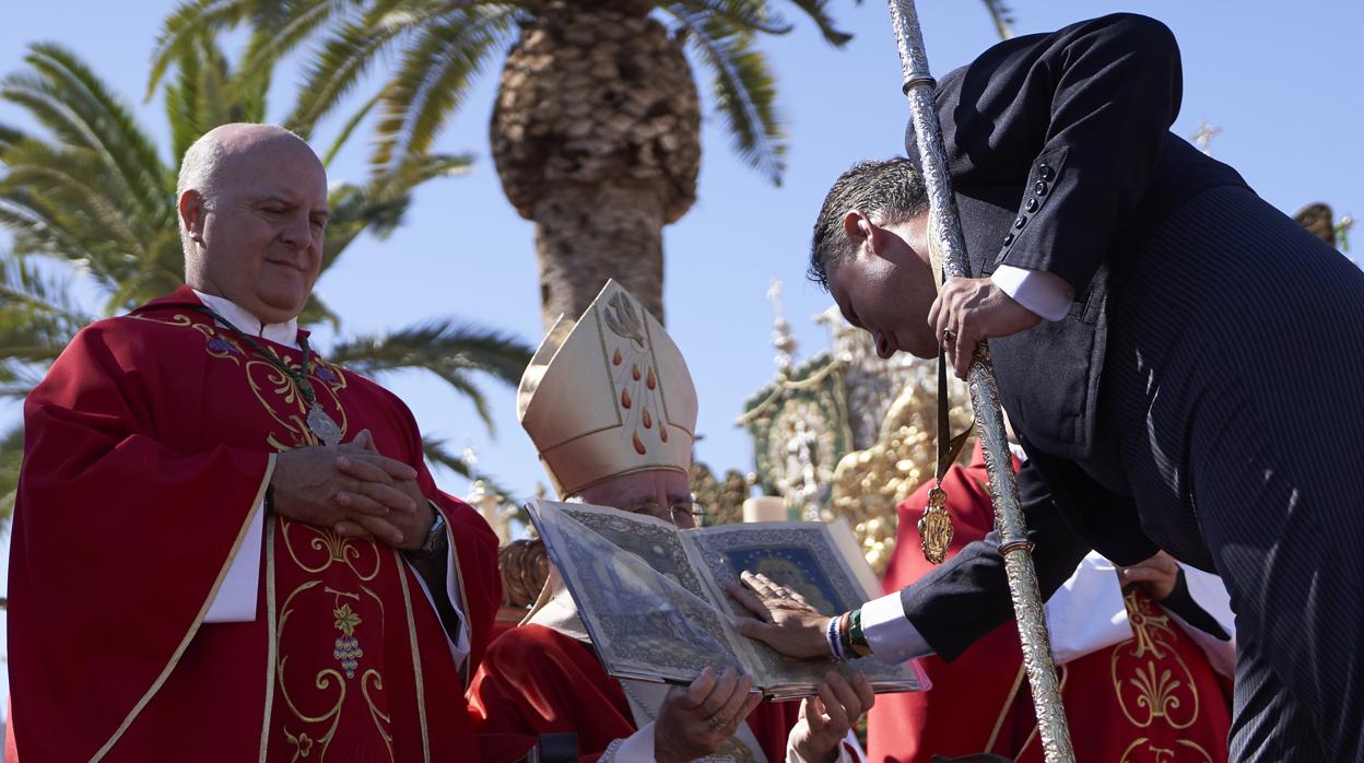 Momento de la Misa Pontifical de la Romería del Rocío 2019