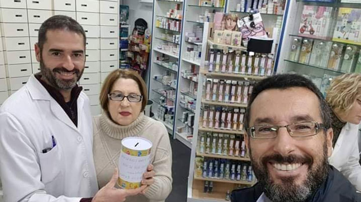 El alcalde de La Línea, en uno de sus populares «selfies», junto a los responsables de la farmacia