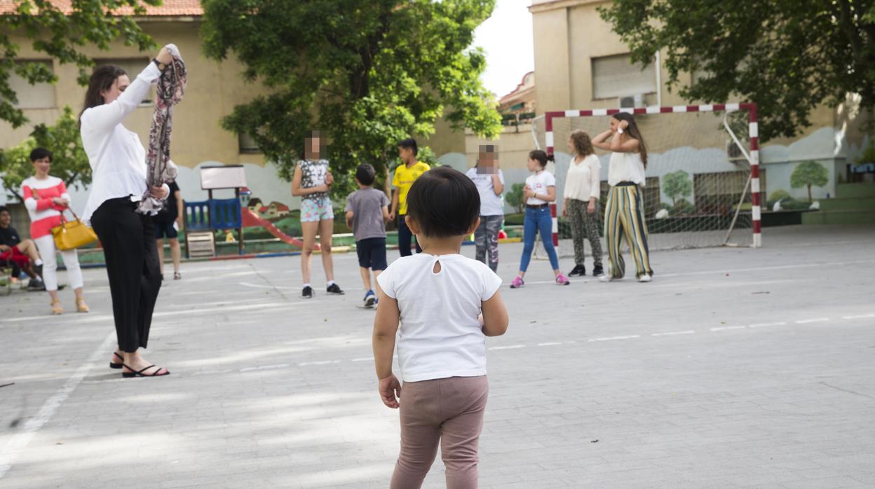 Un grupo de niños juega en el patio de un centro de menores