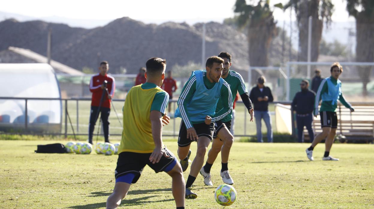 El centrocampista del Córdoba CF Imanol García, en el entrenamiento