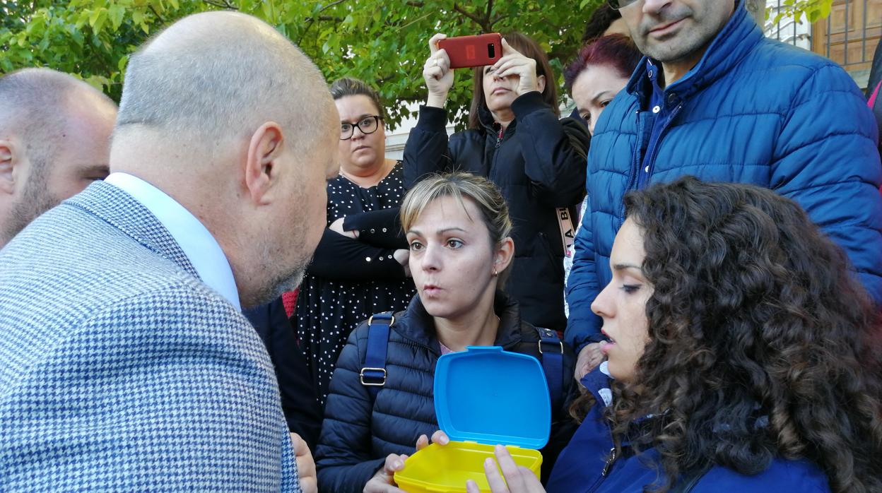 Madre de alumnos afectados por el cierre de los comedores abordaron a Imbroda en Jaén