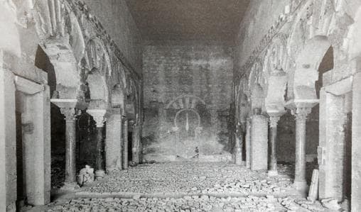 Interior del Salón Rico con el suelo lleno de atauriques