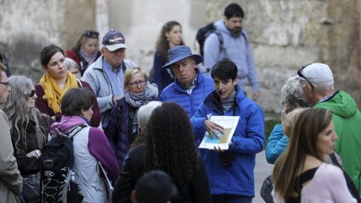 Un grupo de turistas, en el entorno de la Mezquita-Catedral de Córdoba