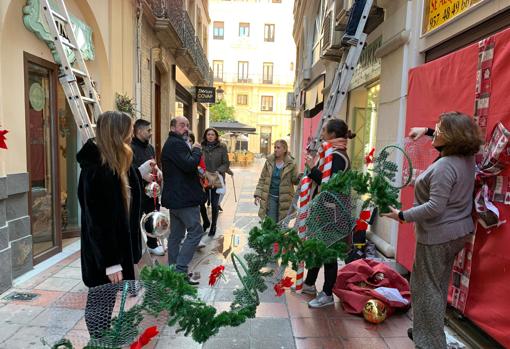 Los comerciantes instalando los objetos decorativos antes de ser destrozados