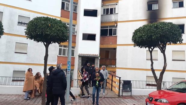 Dos mujeres y un menor, heridos en el incendio de una vivienda en San Roque