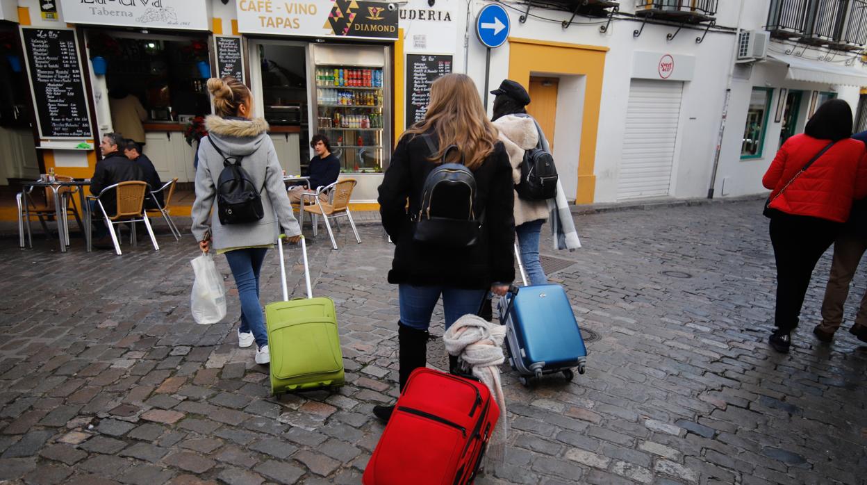 Tres turistas con sus maletas, en la Judería de Córdoba