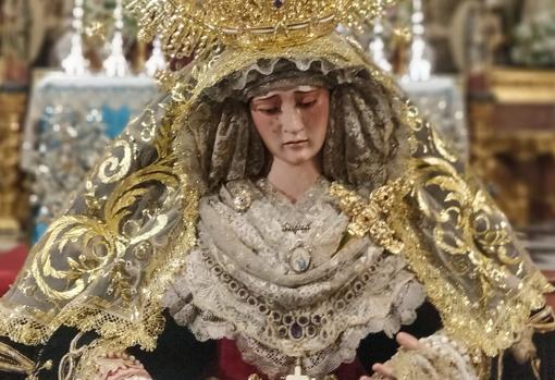 Primer plano de la Virgen de la Salud en su besamanos