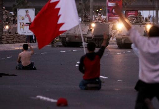 Protestas con banderas de Baréin en Manama durante la Primavera Árabe, en 2011
