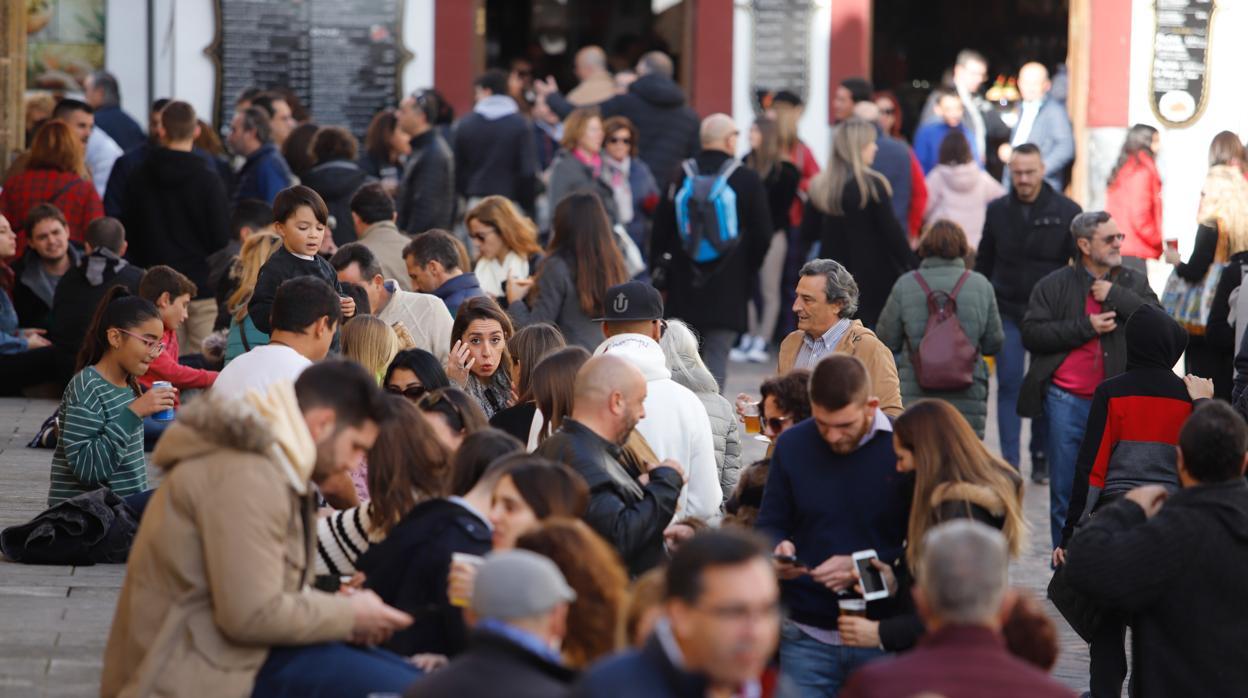 Turistas en el día de la Constitución junto a la Mezquita-Catedral de Córdoba