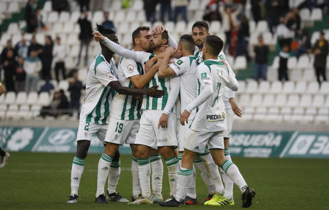 La plantilla del Córdoba celebra el primer gol ante el Sanluqueño