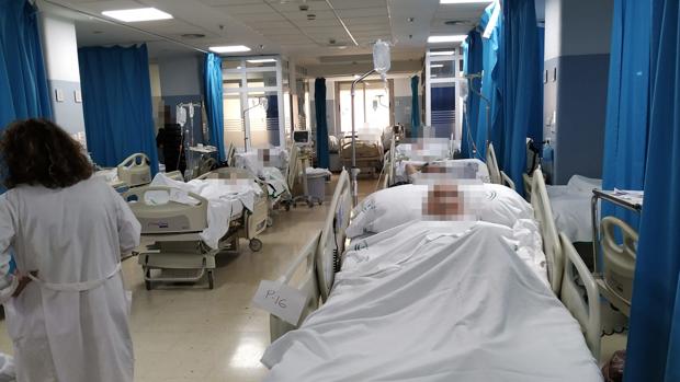 Colapso en el Hospital de Almería, más de 24 horas de espera para ingresar