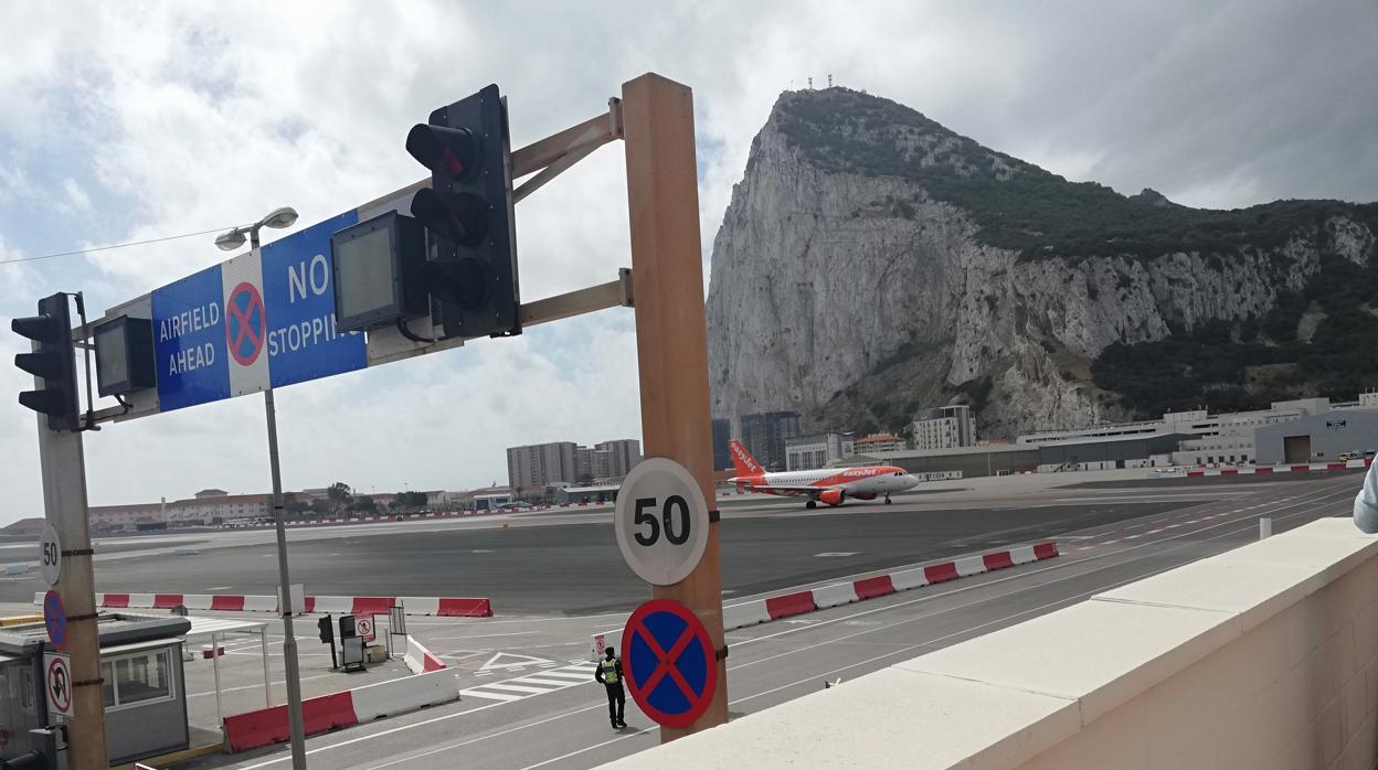 Un avión de easyJet aterriza en la pista del aeropuerto de Gibraltar