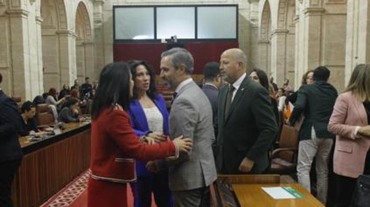 El consejero de Hacienda, Juan Bravo, junto a la presidenta del Parlamento, Marta Bosquet