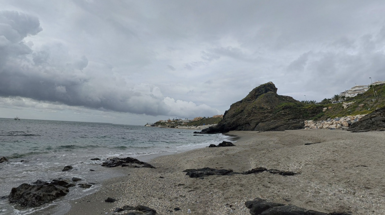 Playa de Peñón del Cura en Mijas, donde ha aparecido el cadáver