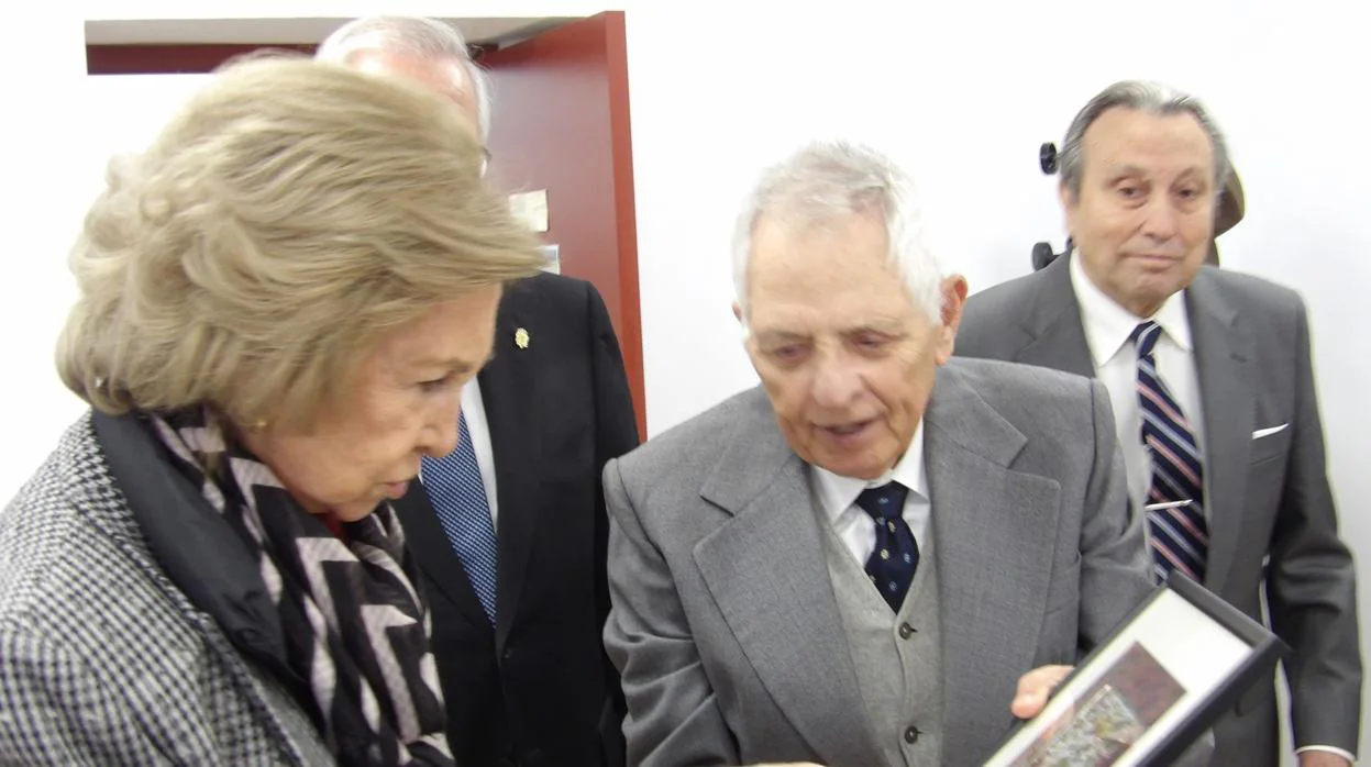 Doña Sofía recibe un guadamecí de manos del presidente del Banco de Alimentos, Carlos Eslava