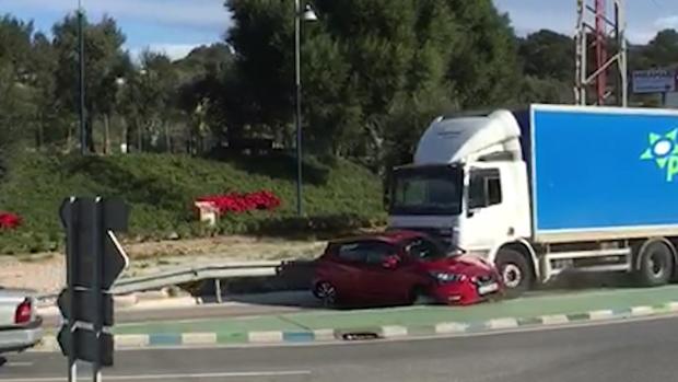 Embiste un coche con su camión y lo arrastra más de 50 metros al creer que había pinchado una rueda