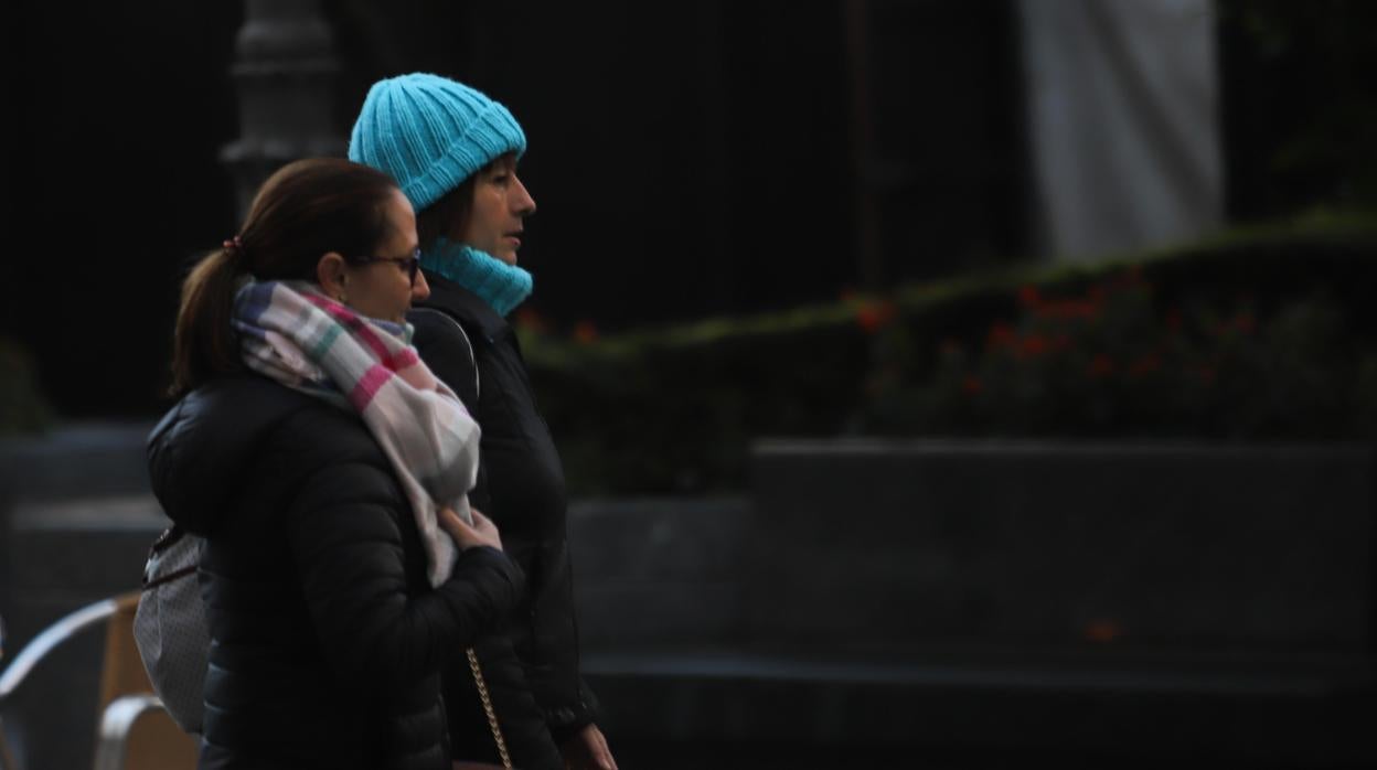 Dos personas pasean abrigadas por el Centro