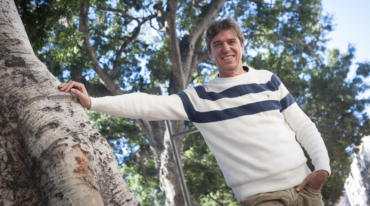 El cantante Javier Ojeda, en la Alameda Principal tras la entrevista