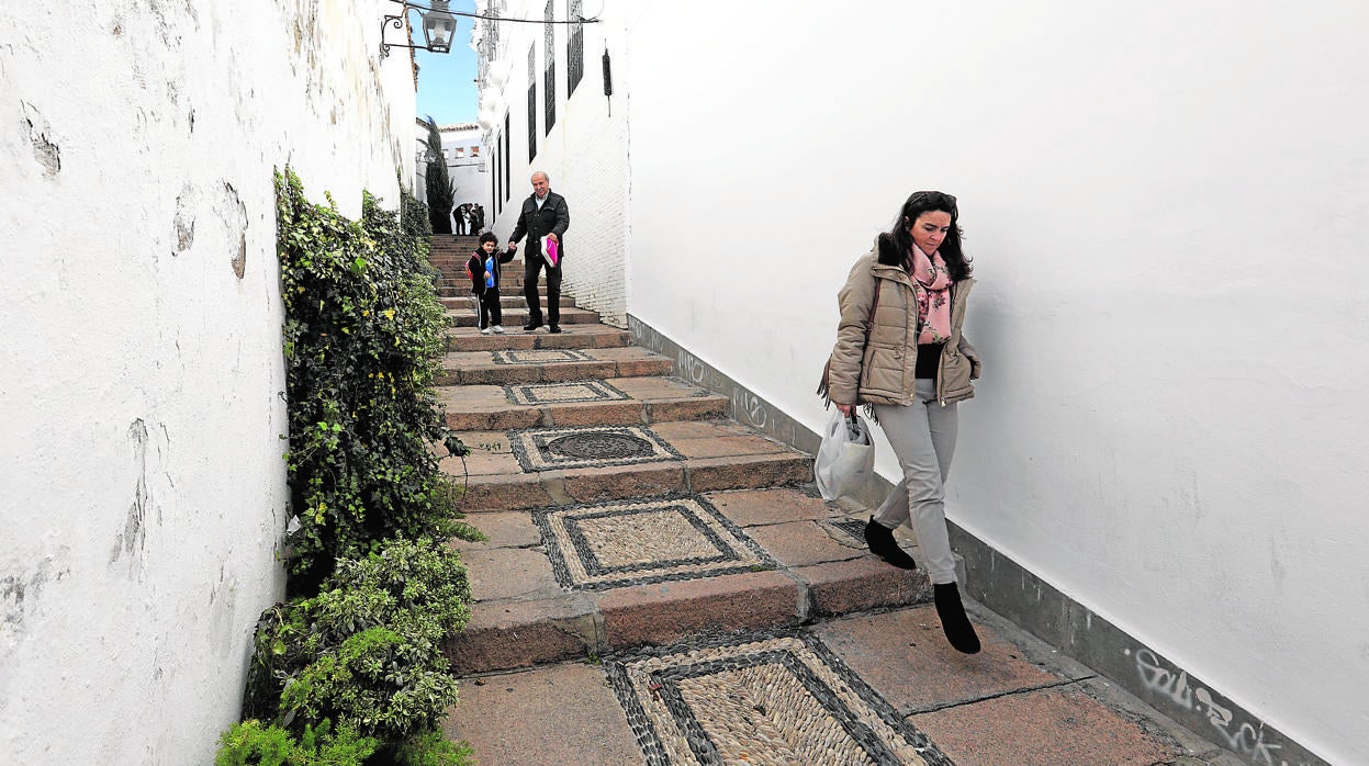 Escolares bajan los escalones de la Cuesta de Pero Mato, pavimentada por chino de canto rodado