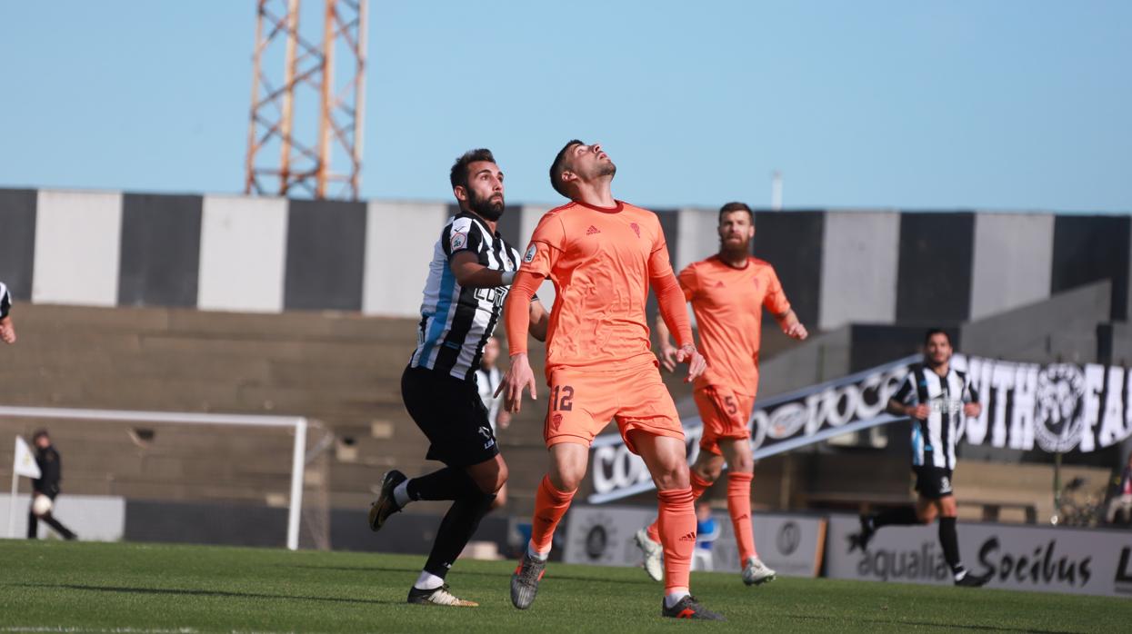 Xavi Molina busca un balón aéreo ante el Linense este domingo en La Línea