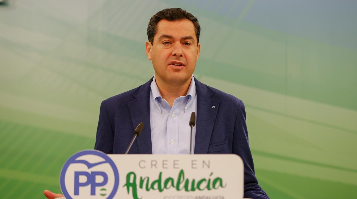 El presidente del PP andaluz, Juanma Moreno, en rueda de prensa