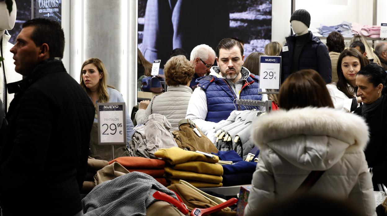 Varis personas en una tienda del Centro de Córdoba durante el pasado puente de la Inmaculada