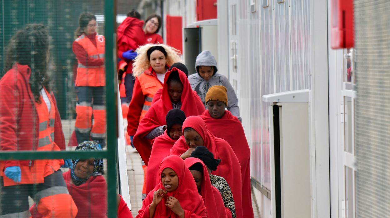 Los inmigrantes fueron atendidos en el puerto de Almería por la Cruz Roja