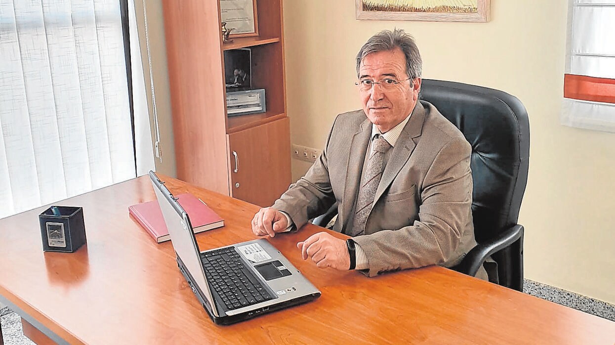 El presidente de Dehesas Cordobesas en su despacho