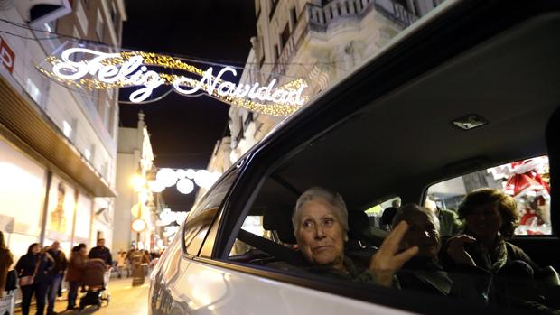 El Paseo de la Ilusión llevará a 400 abuelos de Córdoba a ver las luces de Navidad