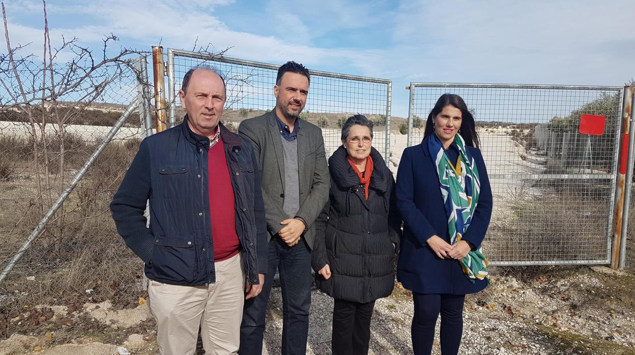 Visita a los terrenos adquiridos en su día para el parque agroalimentario, en Aguilar de la Frontera