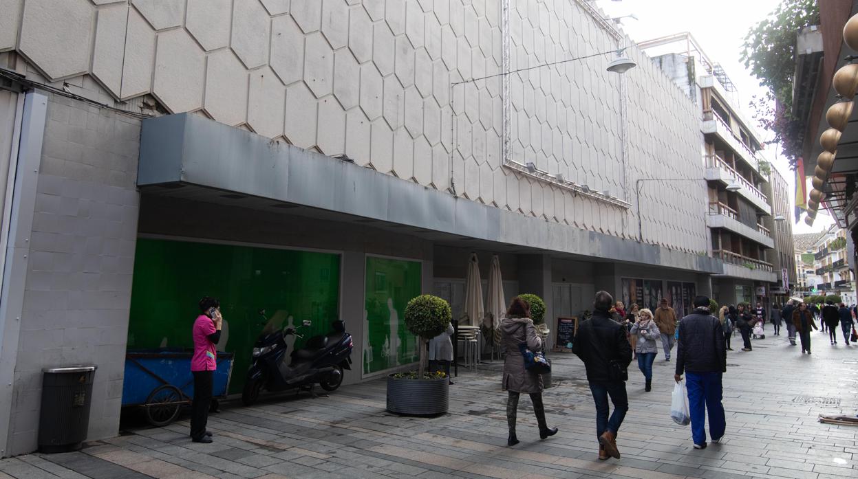 Edificio del antiguo Simago en la calle Jesús y María