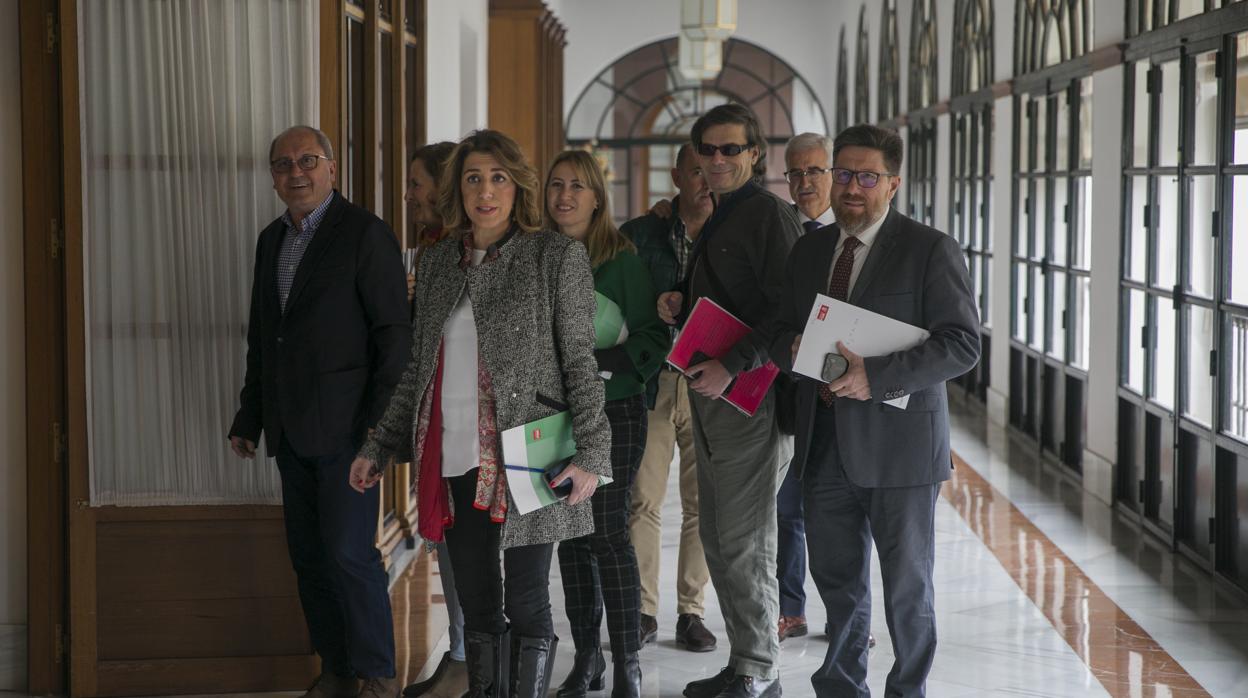 Susana Díaz rodeada de su círculo de confianza este miércoles en el Parlamento andaluz