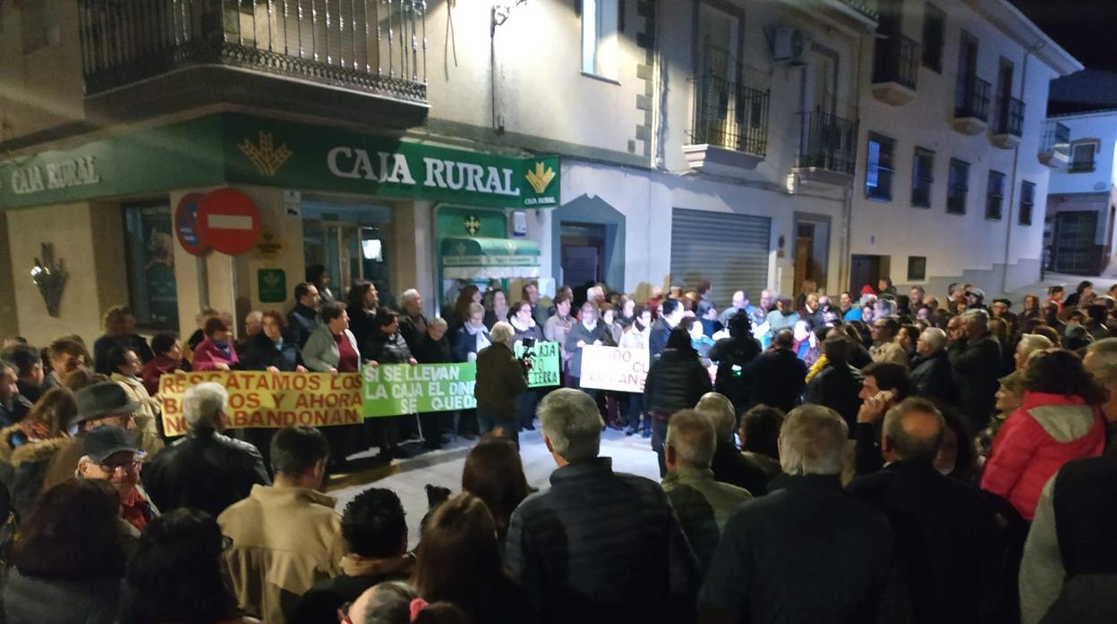 Manifestación de los vecinos ante el cierre de la entidad bancaria de la pedanía